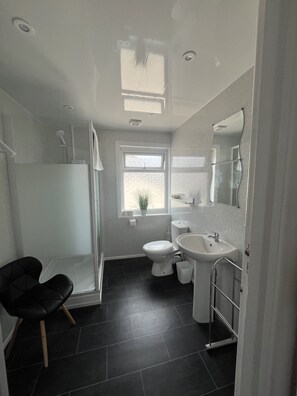 Comfort Quadruple Room, City View | Bathroom | Shower, free toiletries, hair dryer, towels