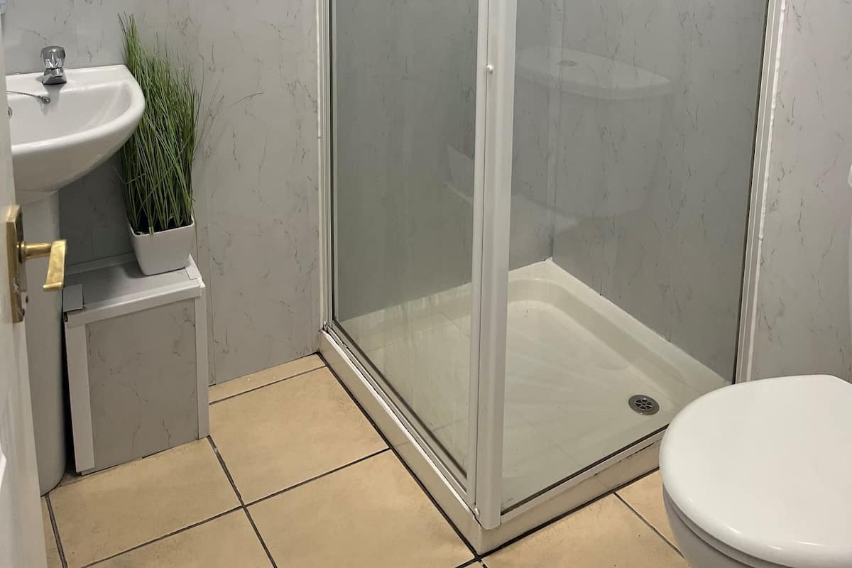 Standard-Doppelzimmer, Blick auf den Innenhof | Badezimmer | Dusche, kostenlose Toilettenartikel, Haartrockner, Handtücher