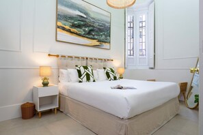 1 slaapkamer, een bureau, een strijkplank/strijkijzer, wifi