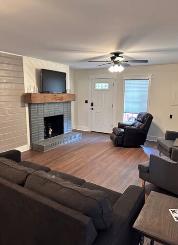 Adorable 2-bedroom Farmhouse in beautiful Lake Guntersville