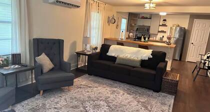 Adorable 2-bedroom Farmhouse in beautiful Lake Guntersville