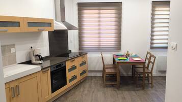 Fridge, oven, stovetop, coffee/tea maker