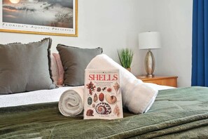 3 bedrooms, desk, travel cot, WiFi