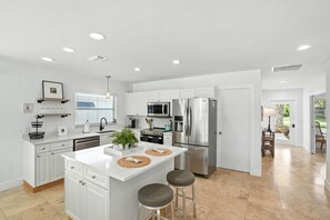 冷蔵庫、電子レンジ、オーブン、コンロ