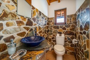 Douche, séchoir à cheveux, serviettes fournies