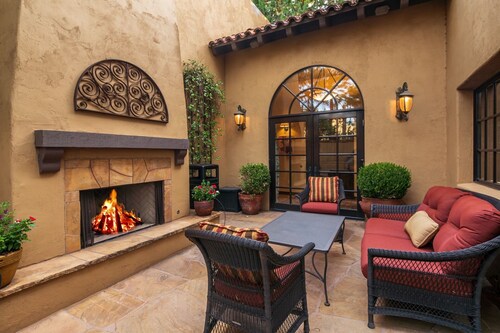 Villa D’Vaquero | Walk to Uptown | 6BR Luxury Home