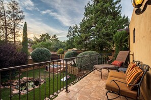 Terrace/patio - Villa D’Vaquero | Walk to Uptown | 6BR Luxury Home (Sedona)