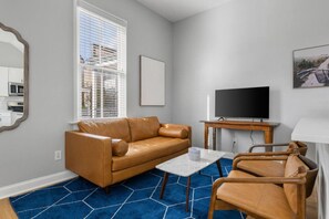 Smart TV, fireplace - 2BR @ Paradiso Pool Club (North Charleston)