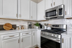 Fridge, microwave, oven, stovetop - 5 BR @ Paradiso Pool Club (North Charleston)