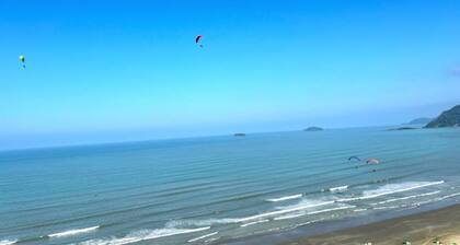 Beachfront Apartment – Stunning View with Wi-Fi (13) 99756 2285