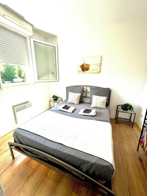 2 bedrooms, iron/ironing board, bed sheets