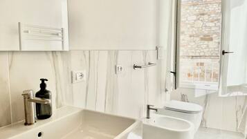 Doccia, asciugacapelli, bidet, asciugamani