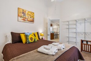 5 slaapkamers, een strijkplank/strijkijzer, reisbedje, wifi