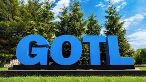 A large blue sign with the letters "GOTL" on a grassy area with trees in the background. - Merlot Cottage - GOTL Strip - Lover's Retreat (Geneva)