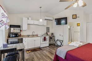 1 bedroom, desk, iron/ironing board, WiFi