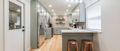 Fridge, microwave, stovetop, dishwasher