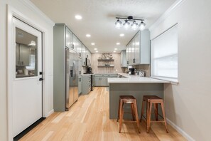 Réfrigérateur, micro-ondes, plaque de cuisson, lave-vaisselle