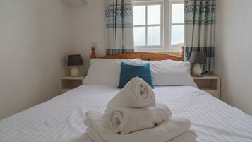 2 عدّة غرف نوم وبديكورات فريدة لكل غرفة وطراز فريد لكل وحدة