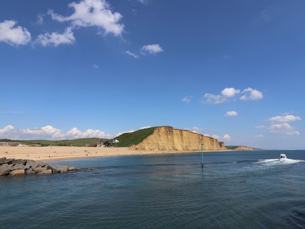 Beach nearby - Flat F Bay House (Bridport)