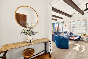 Télévision, cheminée, espaces bureaux