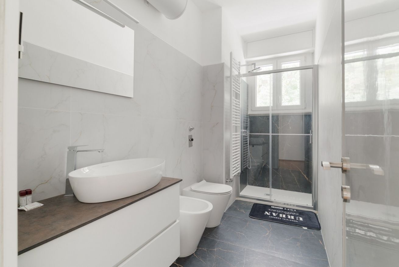 Douche, bidet, serviettes fournies