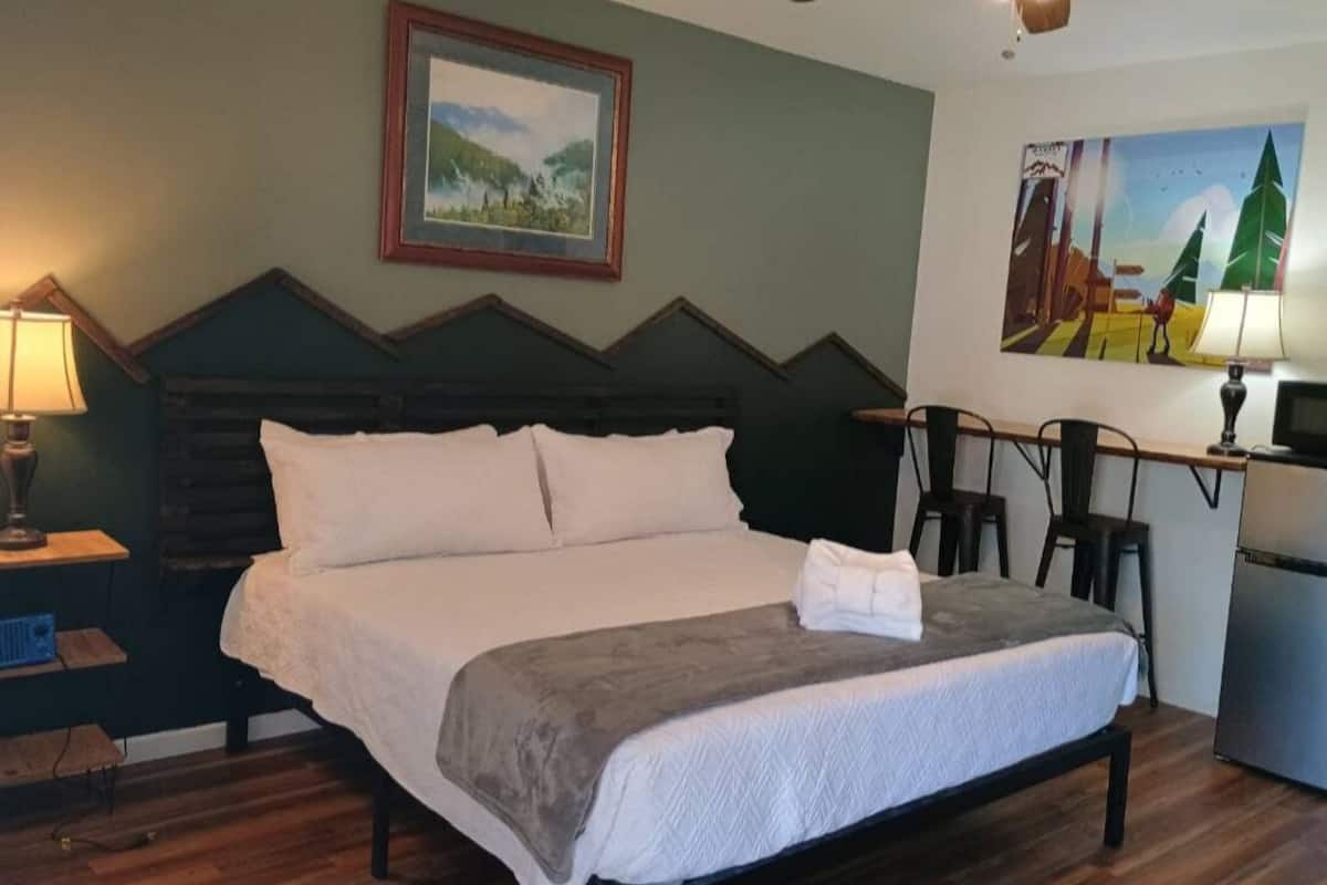 Quarto casal premier, vista para a montanha | Camas com colchÔes pillow-top, escrivaninha