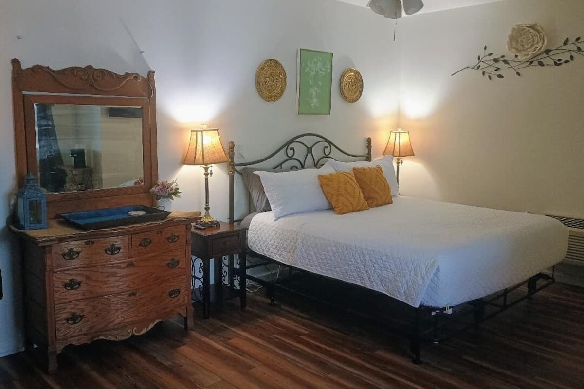 Quarto casal lua de mel, vista para a montanha | Camas com colchÔes pillow-top, escrivaninha