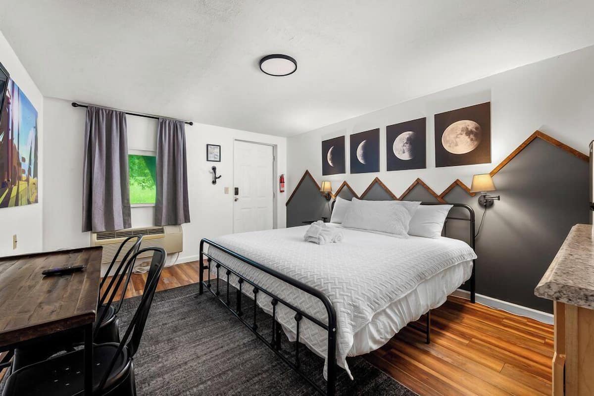 Comfort Double Room, Mountain View | Meja, ruang kerja komputer riba, Wi-fi percuma