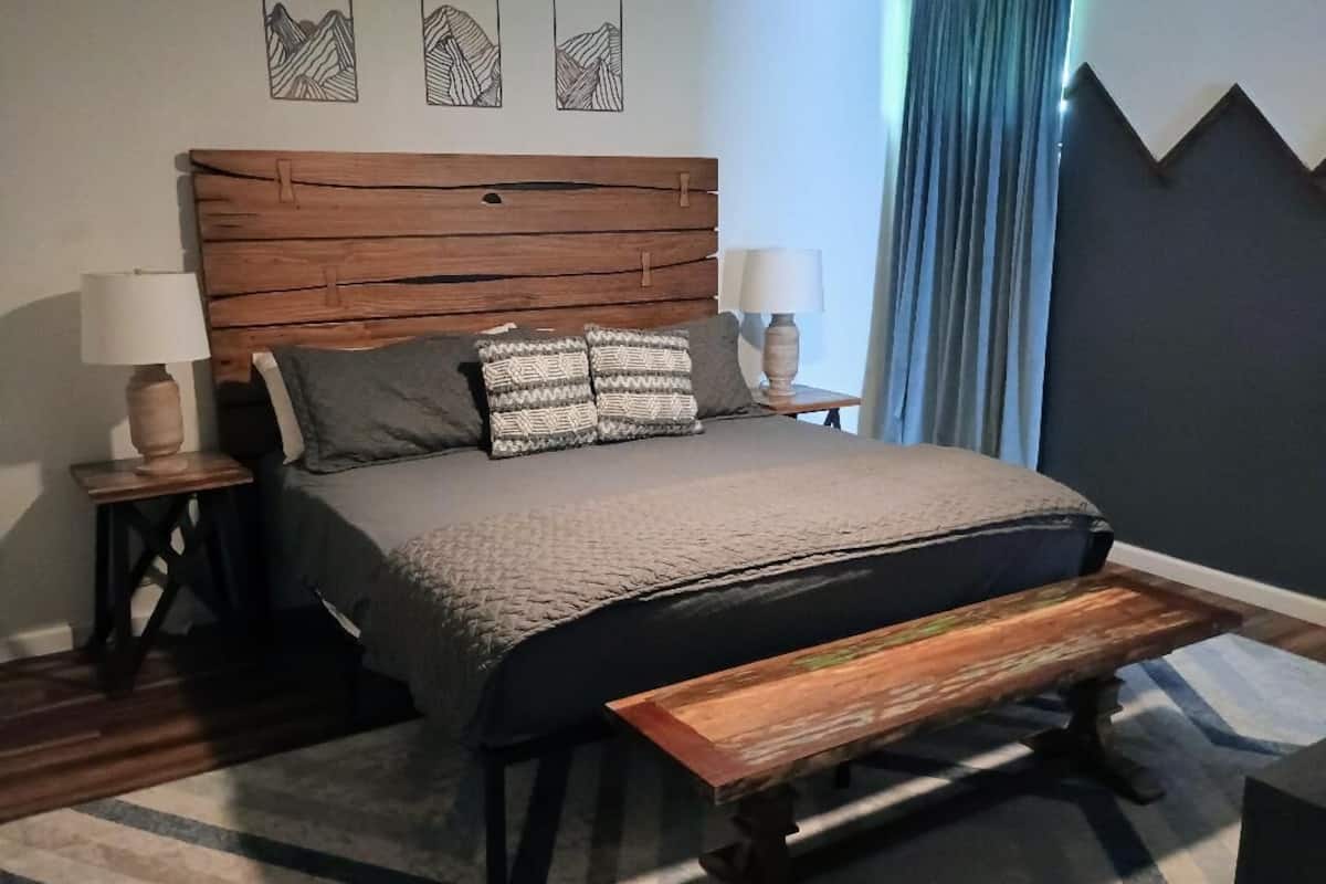 Suite Deluxe, vista a la montaña | Camas con pillow-top, escritorio y espacio para trabajar con laptop