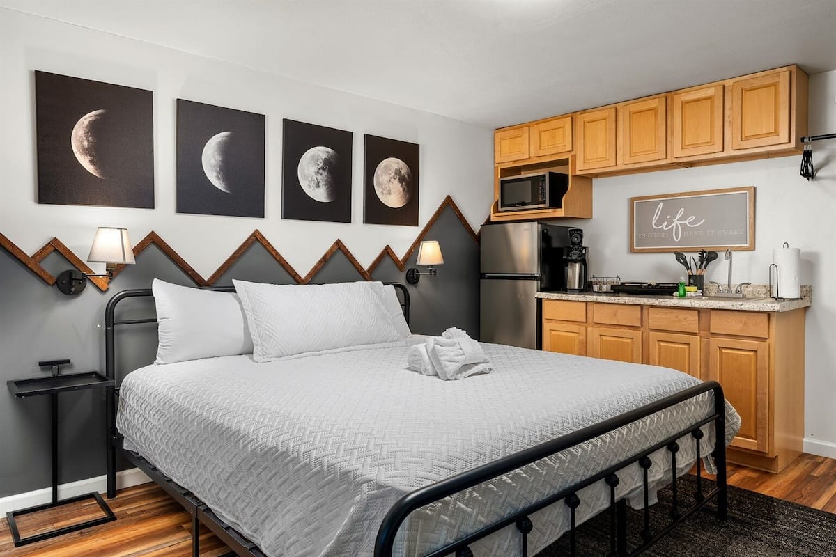 Quarto casal conforto, vista para a montanha | Camas com colchÔes pillow-top, escrivaninha