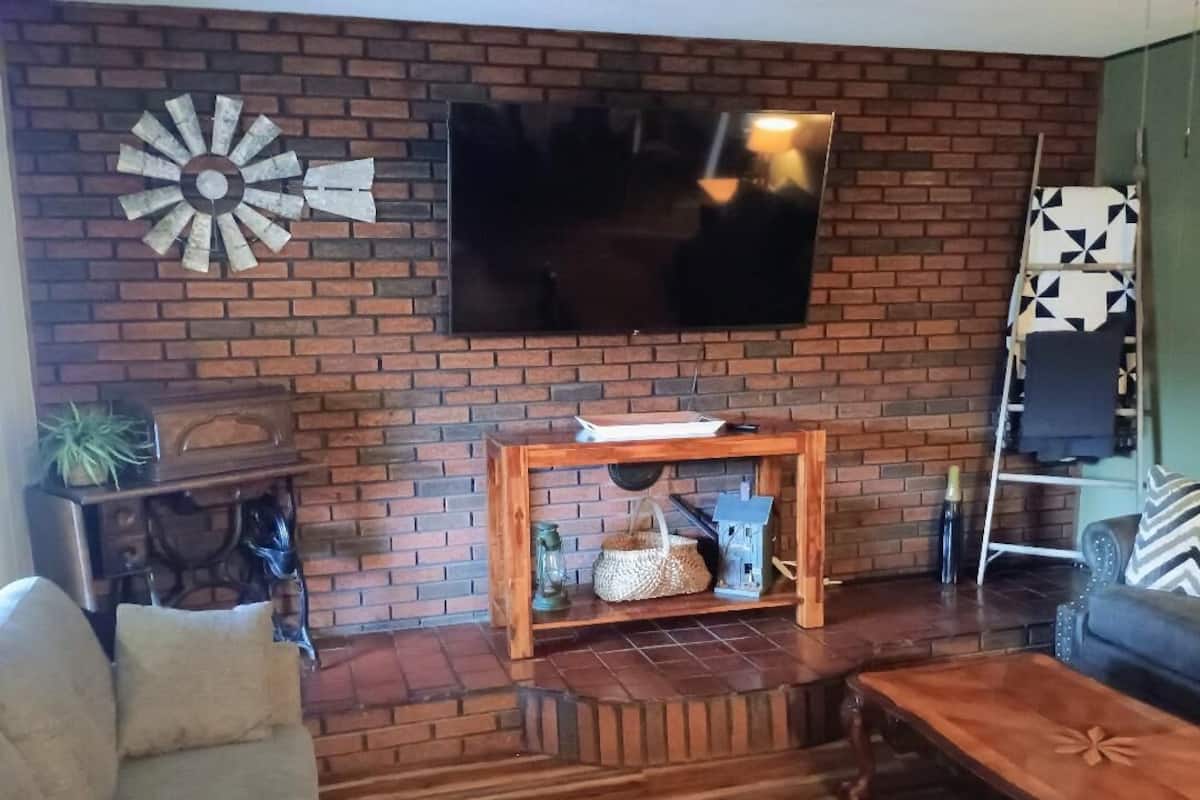 Apartamento famĂlia, vista para a montanha | Ărea de estar | Smart TV 60 polegadas com canais digitais