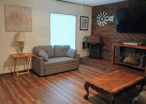 家庭公寓, 山景 | 起居区 | 60-英寸智能电视（配备数码频道）