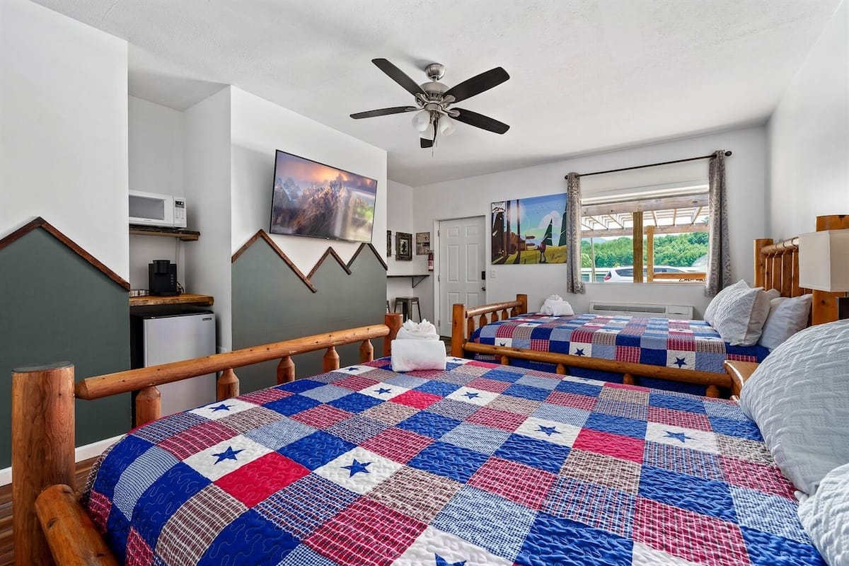 Deluxe Quadruple Room, Mountain View | Meja, ruang kerja komputer riba, Wi-fi percuma