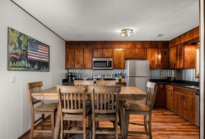 Family Apartment, Mountain View | Dapur peribadi | Peti sejuk mini, ketuhar gelombang mikro 