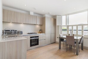 Fridge, microwave, oven, coffee/tea maker - GuestReady - Modern 1BR Retreat in Battersea (London)
