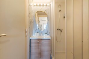 Shower, hair dryer, towels - Charming South-Facing 2-Bedroom House with Pool, WiFi & AC in Peaceful Eyguières (Eyguières)