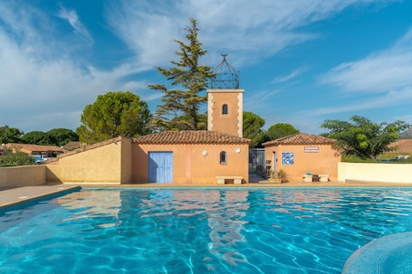 Pool. Charming South-Facing 2-Bedroom House with Pool, WiFi & AC in Peaceful Eyguières