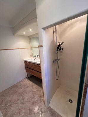 Shower, towels, soap, toilet paper