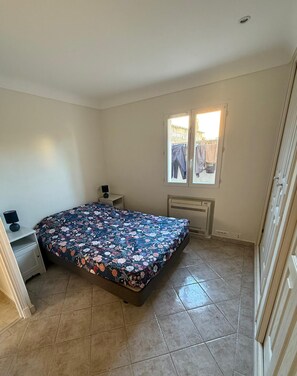2 bedrooms, iron/ironing board, free WiFi, bed sheets - Lower villa with garden - walking distance to town center and beach - ideal for families (Sainte-Maxime)
