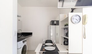 Basic Studio | Private kitchen | Cookware/dishes/utensils - Evas - Charming Apartments With Sea View in Floripa (Florianópolis)
