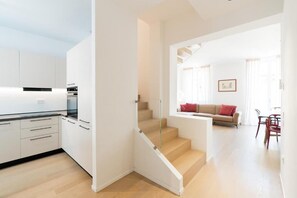 Familjeduplex - balkong - utsikt mot staden | Vardagsrum