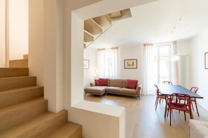 Family Duplex, Balcony, City View | Ruang tamu