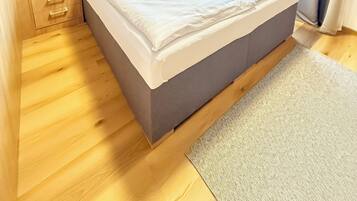 1 bedroom, iron/ironing board, internet, bed sheets