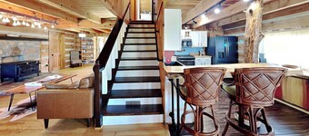 Easy Breezie | Lake Front, Tiki Bar, Hot Tub + Firepit