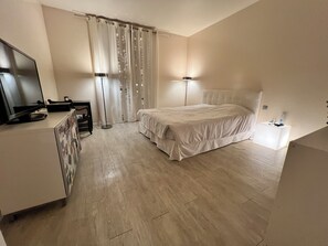 3 bedrooms, iron/ironing board, WiFi, bed sheets - Family loft in the center of Paris with AC
3-bedroom, fitness amenities (Paris)