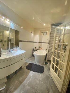 Shower, hair dryer, towels, soap - Family loft in the center of Paris with AC
3-bedroom, fitness amenities (Paris)