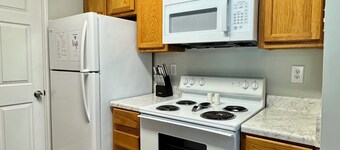 Chic 2-bedroom apartment with fitness room and Pool in welcoming Greenville