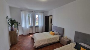 Iron/ironing board, bed sheets