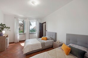 Iron/ironing board, bed sheets