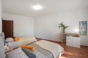 Strykjärn/strykbräda och sängkläder